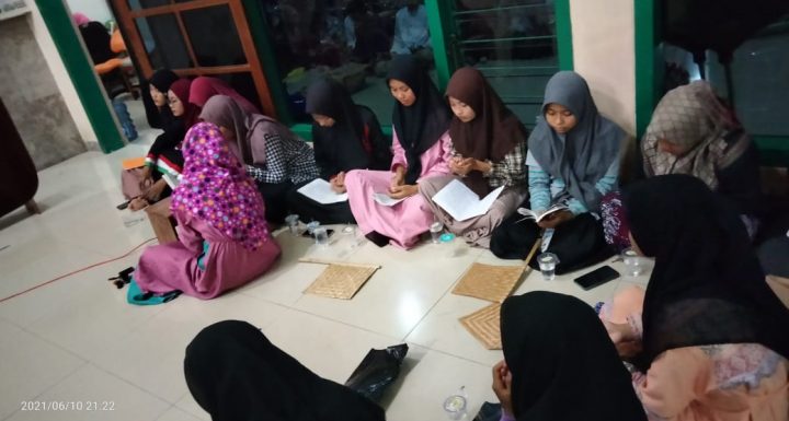 Wakaf Qur’an Untuk Masjid Baitul Muttaqien Kabupaten Indramayu