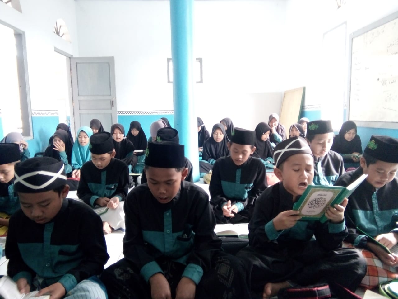 Wakaf Qur’an untuk Madrasah Al-Multazam Panyiukan Majalengka