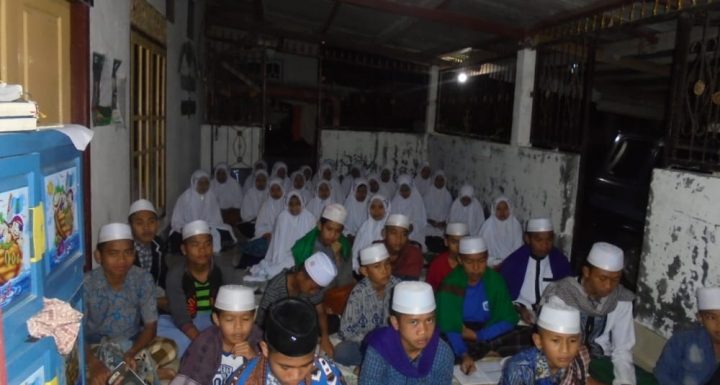 Wakaf Qur’an untuk Yayasan Pondok Pesantren Darul Hikmah NW Jeruk Manis Lombok Tengah