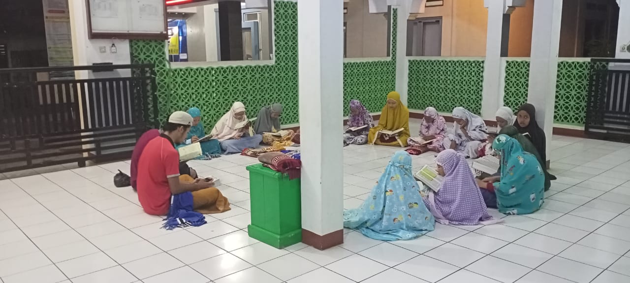 Wakaf Qur’an untuk Forum Remaja Masjid Baitus Saadah Cijagamulya Kuningan