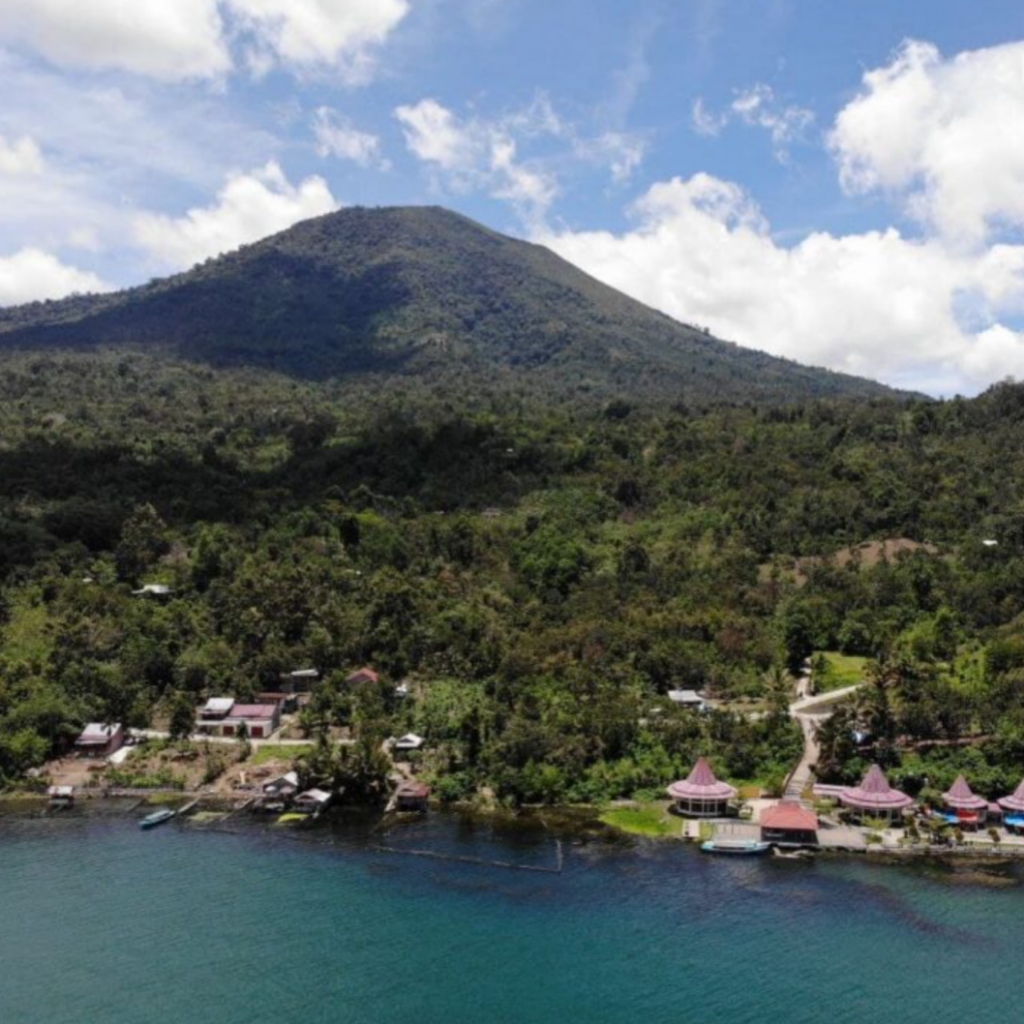 Tim Ekspedisi Sebar Wakaf Quran Sumatera Disuguhkan dengan Pemandangan yang Indah Selama Perjalanan