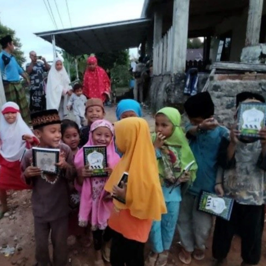Bahagianya Anak-Anak di Perbatasan Bengkulu saat Menerima Wakaf Quran dan Iqra