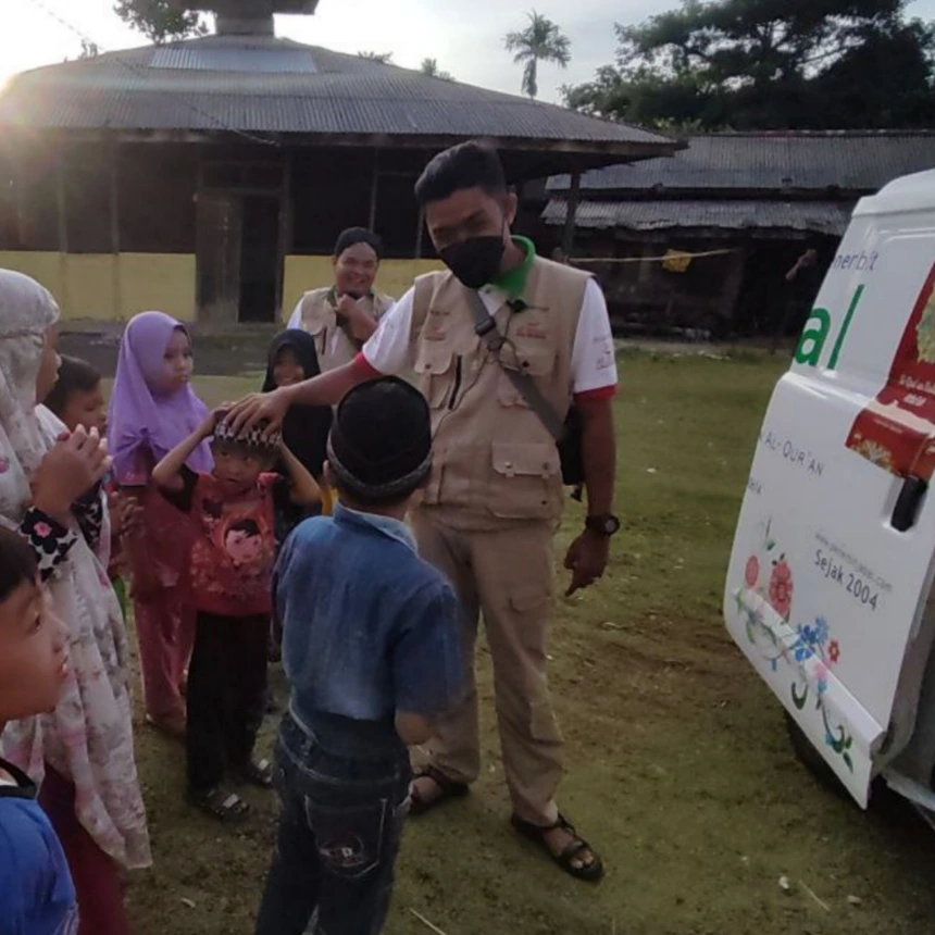 Bahagianya Anak-Anak di Perbatasan Bengkulu saat Menerima Wakaf Quran dan Iqra