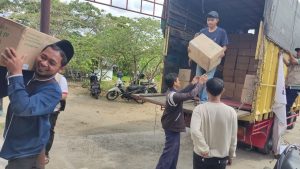 Penyaluran Wakaf Quran Oleh Kloter Tujuh Di Titik Kumpul Kedua