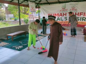 Pembagian Iqra Baru Hingga Giat Kebersihan Rumah Tahfidz Al Hilal 5 Pasirbiru