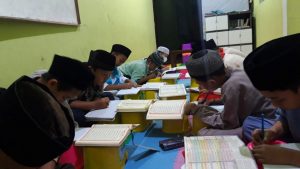 Waktunya Santri Pesantren Al Hilal 3 Gegerkalong Menulis Ayat Suci Al Quran!