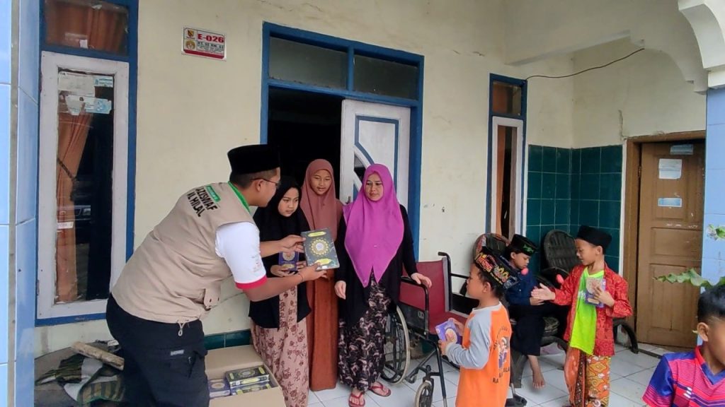 13 Lembaga Islam Di Kertasari, Kabupaten Bandung Telah Menerima Wakaf Quran