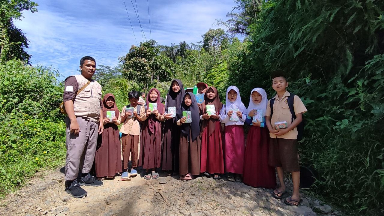 Wakaf 1500 Mushaf Al-Quran dan Iqra untuk saudara Muslim di pelosok Cisewu Garut