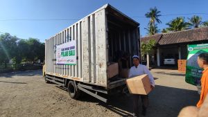 Tiba di Bali, Tim Sebar Wakaf Quran Al Hilal Distribusikan Ratusan Dus Mushaf Quran di Dua Titik Kumpul