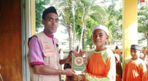 Alhamdulillah berkat kebaikan #OrangBaik dan #PewakifSetia, sebanyak 4 dus Al Quran telah tersalurkan untuk saudara kita di Nusa Tenggara Timur, tepatnya di TPQ Al Ikhlas, Flores Timur, Nusa Tenggara Timur, dan Madrasah Ibtdaiyah MIS SAGU, Flores Timur, Nusa Tenggara Timur yang disalurkan langsung oleh relawan kebaikan di Flores Timur, Nusa Tenggara Timur pada Senin (15/01/2024) Kecamatan Witihama di Flores Timur memiliki penduduk muslim sebagai minoritas. Meskipun demikian, harmoni hidup antar-agama tetap terjaga di sana. Namun, akses yang sulit dan kondisi ekonomi yang kurang baik membuat kebutuhan dasar, termasuk Al-Quran, menjadi sulit dipenuhi. Ditambah lagi dengan kondisi kemarau panjang dan keterbatasan akses laut, kebutuhan sehari-hari pun menjadi tantangan. Rizal Hadizan, salah satu Pengurus mengungkapkan, “Pada program wakaf Quran ini kita menargetkan untuk TPA dan TPQ yang berada di pelosok Kecamatan Witihama, Kabupaten Flores Timur, Nusa Tenggara Timur. Penduduk muslim didaerah kecamatan Witihama ini adalah minoritas,” ungkap Rizal Hadizan melalui sambungan WhatsApp pada Selasa (16/01/2024) Secara bertahap! Alhamdulillah, berkat kebaikan dari para pewakif setia dan orang baik, sebanyak 4 dus Al Quran telah disalurkan untuk saudara-saudara kita di Nusa Tenggara Timur, di antaranya di TPQ Al Ikhlas dan Madrasah Ibtdaiyah MIS SAGU oleh relawan kebaikan di Flores Timur, Nusa Tenggara Timur. Relawan di Flores Timur dengan penuh semangat melakukan penyaluran langsung, menjadikan wakaf Quran sebagai bentuk kebaikan yang dapat membantu para penghafal Quran dan masyarakat Muslim di daerah tersebut. Perlu sahabat Al Hilal ketahui, total kebutuhan Al Quran yang dibutuhkan oleh saudara kita di Flores Timur tersebut adalah sebanyak 400 Al Quran dan 200 Iqro, untuk mendukung aktivitas keagamaan dan pembelajaran di berbagai lembaga pengajian Al-Quran di Flores Timur, InsyaAllah sebanyak 10 dus Al Quran dan Iqra akan disalurkan LAZISWAF Pesantren Al Hilal di Flores Timur, Nusa Tenggara Timur. “Kebutuhannya yaitu 400 Al-Quran, 200 Iqro, dan ada 8 Target lembaga Pengajian Al-Quran yang akan menerima bantuan. Di antaranya di TPA Godione, TPA Nurul Hijrah, TPA Nur Al Bahar Waiwuring, TPA Al Ikhlas, TPA Darul Quwwah, Rumah Quran Al Bayt, dan 1 TPA di Lembata.” Pungkas Rizal Hadizan. Jazakumullah khairan katsiran Orang Baik dan Pewakif Setia! Semoga Wakaf Quran yang telah tersalurkan ini menjadi pahala jariyah bagi para pewakif dan bermanfaat bagi para penghafal Quran dan seluruh masyarakat Muslim di Flores Timur. Aamiin ya rabbal ‘alaamiin.