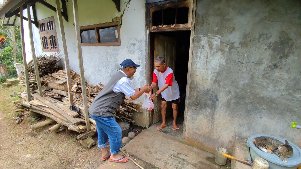 Distribusi sedekah Jumat berkah kepada masyarakat dhuafa oleh Badan Wakaf Islam