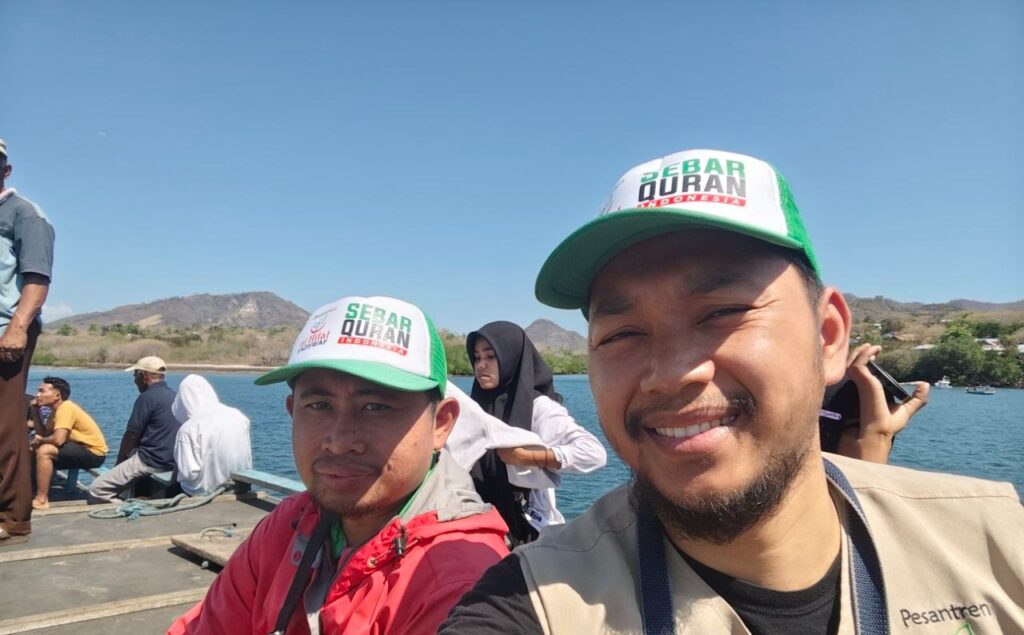 Tim Ekspedisi Sebar Quran Tiba di Pelabuhan Mananga Pulau Solor